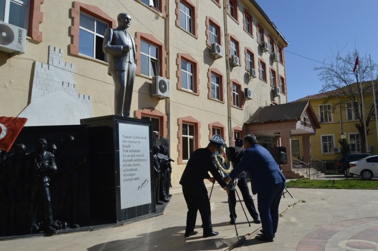 Polisler Atatürk Anıtına Çelenk Bıraktı