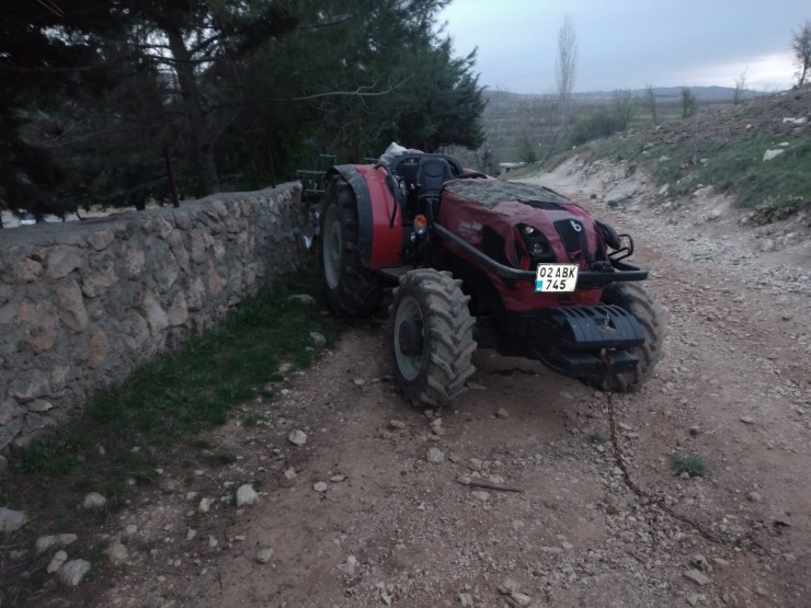 Devrilen Traktörün Altında Kalan Sürücü Yaralandı