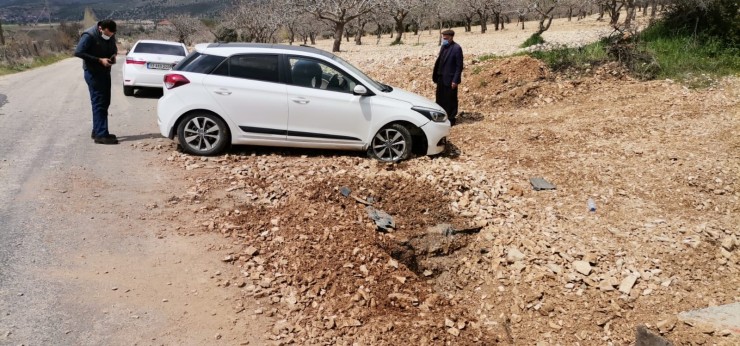 Çukura Düşen Otomobil Kaza Yaptı