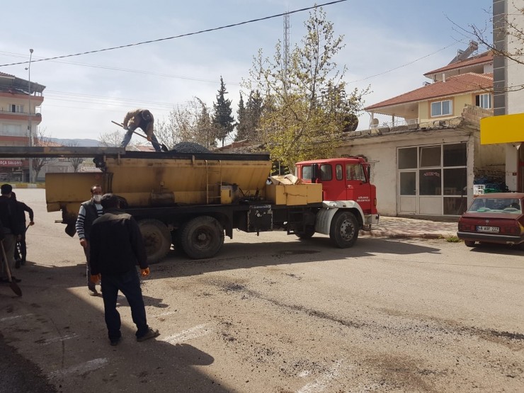 Gölbaşı Belediyesi Bozulan Yolları Onarıyor