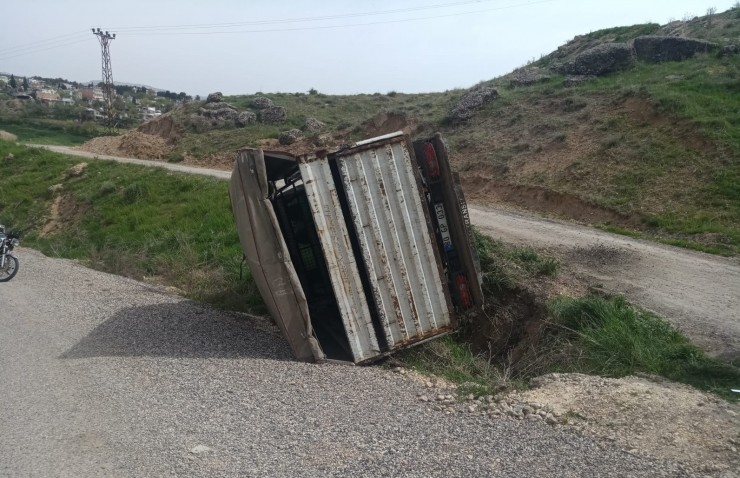 Kontrolden Çıkan Kamyonet Devrildi