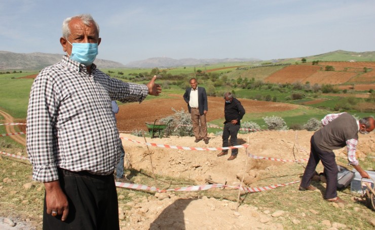 Bin 500 Yıllık Mezar Odası İş Makinesinin Tekerinin Batmasıyla Bulundu