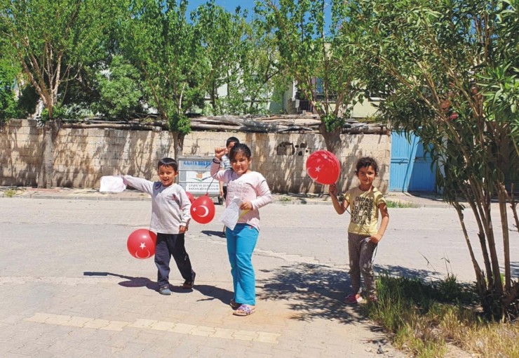 Çocuklara Balon Veren Polisler Karşılığında Çiçek Aldı