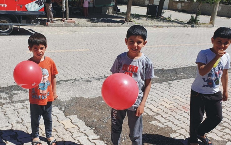 Çocuklara Balon Veren Polisler Karşılığında Çiçek Aldı