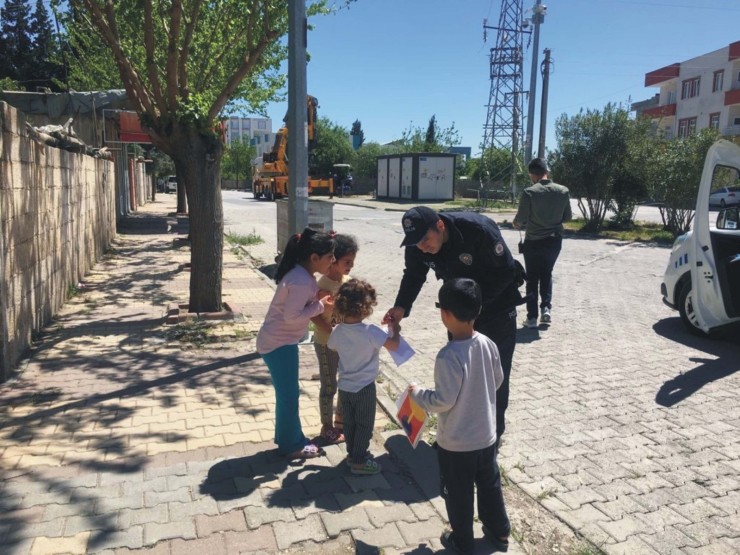 Çocuklara Balon Veren Polisler Karşılığında Çiçek Aldı