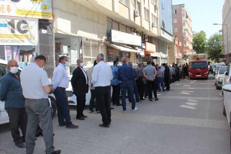 Çiftçiler ‘tam Kapanma’ Öncesi Uzun Kuyruklar Oluşturdu