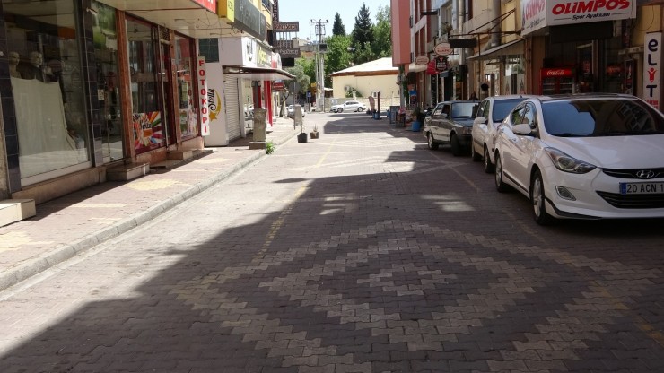 Sokağa Çıkma Kısıtlamasının İlk Gününde Caddeler Boş Kaldı