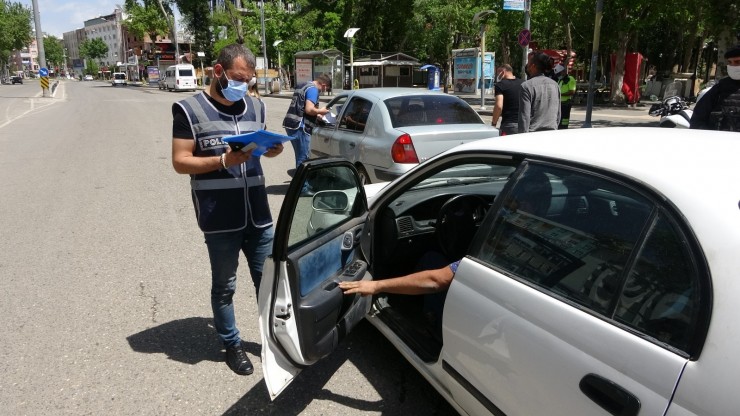 Sokağa Çıkma Kısıtlamasının İlk Gününde Caddeler Boş Kaldı