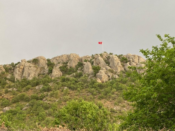 Köylüler Türk Bayrağını Dalgalandırdı