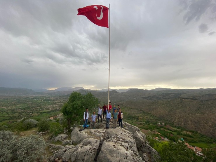 Köylüler Türk Bayrağını Dalgalandırdı