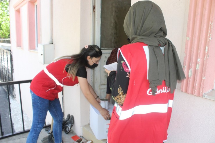 Kızılay Ekipleri Kapıları Tek Tek Çalarak Yardım Yapıyor