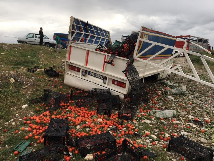 Kahta’da Sebze Yüklü Kamyonet Takla Attı: 2 Yaralı