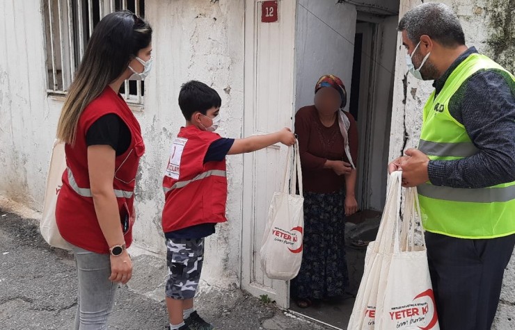 Maddi Durumu Zayıf Ailelere Ekmek Ve Kavurma Dağıtıldı