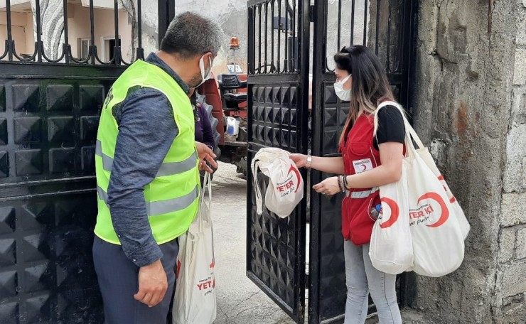 Maddi Durumu Zayıf Ailelere Ekmek Ve Kavurma Dağıtıldı