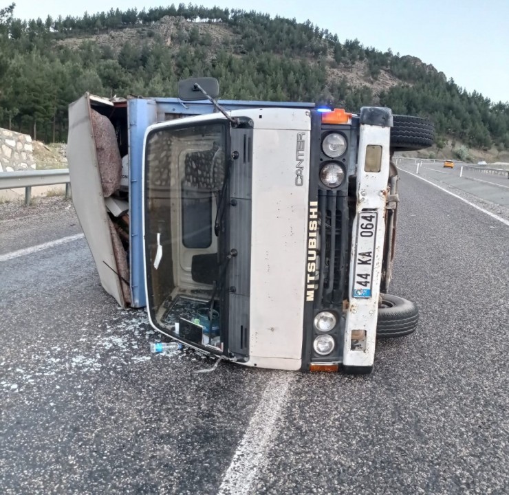 Kontrolden Çıkan Kamyon Devrildi