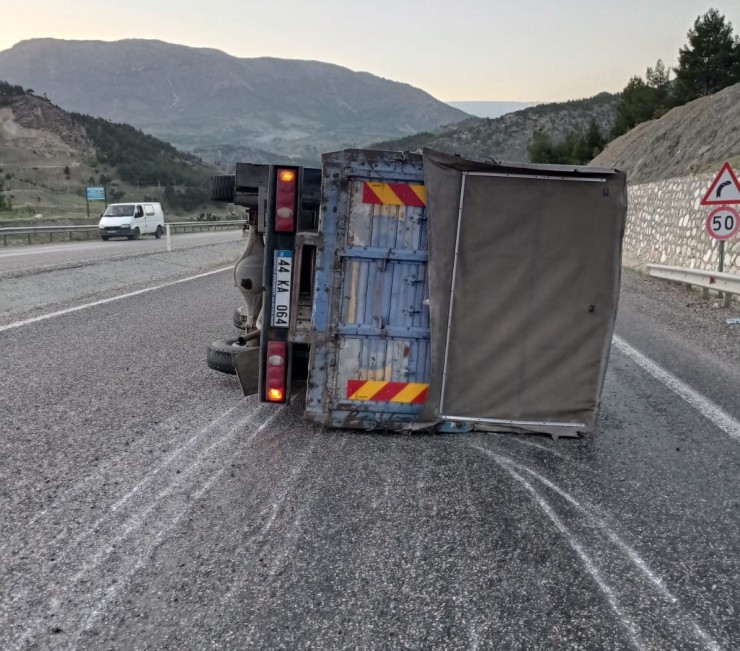 Kontrolden Çıkan Kamyon Devrildi