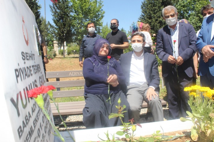 Adıyaman’da Arefe Gününde Şehitlik Ziyareti