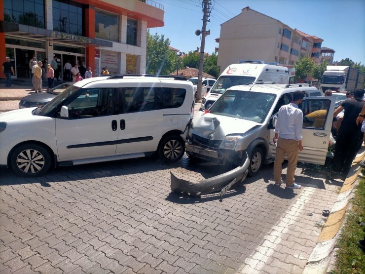 Hafif Ticari Araçlar Çarpıştı: 2 Yaralı