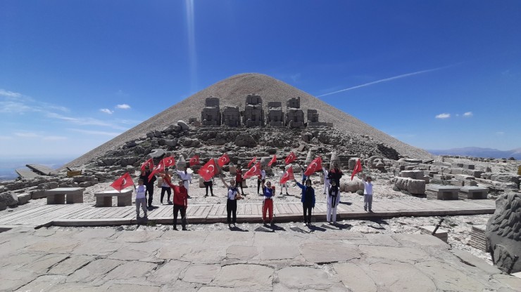 Milli Sporcular Nemrut’un Zirvesinde İstiklal Marşı Okudu