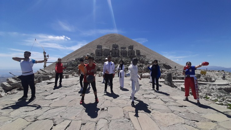 Milli Sporcular Nemrut’un Zirvesinde İstiklal Marşı Okudu