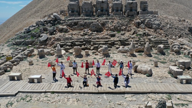 Milli Sporcular Nemrut’un Zirvesinde İstiklal Marşı Okudu