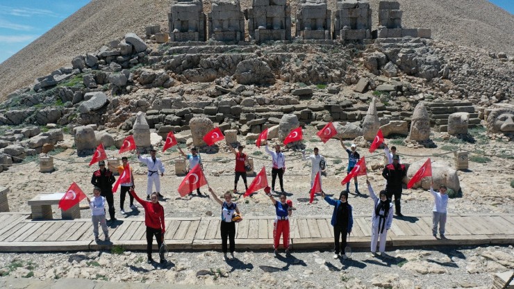 Milli Sporcular Nemrut’un Zirvesinde İstiklal Marşı Okudu