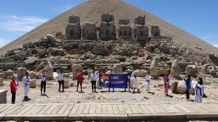 Milli Sporcular Nemrut’un Zirvesinde İstiklal Marşı Okudu