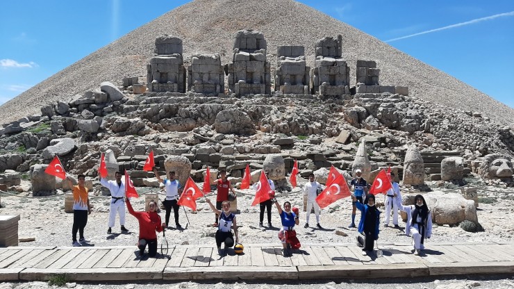 Milli Sporcular Nemrut’un Zirvesinde İstiklal Marşı Okudu