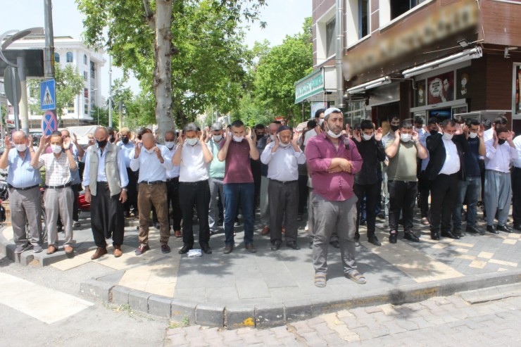 Filistin’de Ölenler İçin Gıyabi Cenaze Namazı Kılındı