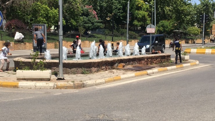 Havalar Isındı Çocuklar Havuza Girdi