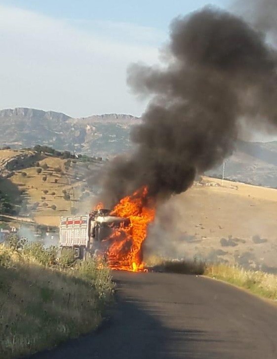 Adıyaman’da Yanan Tır Alev Topuna Döndü