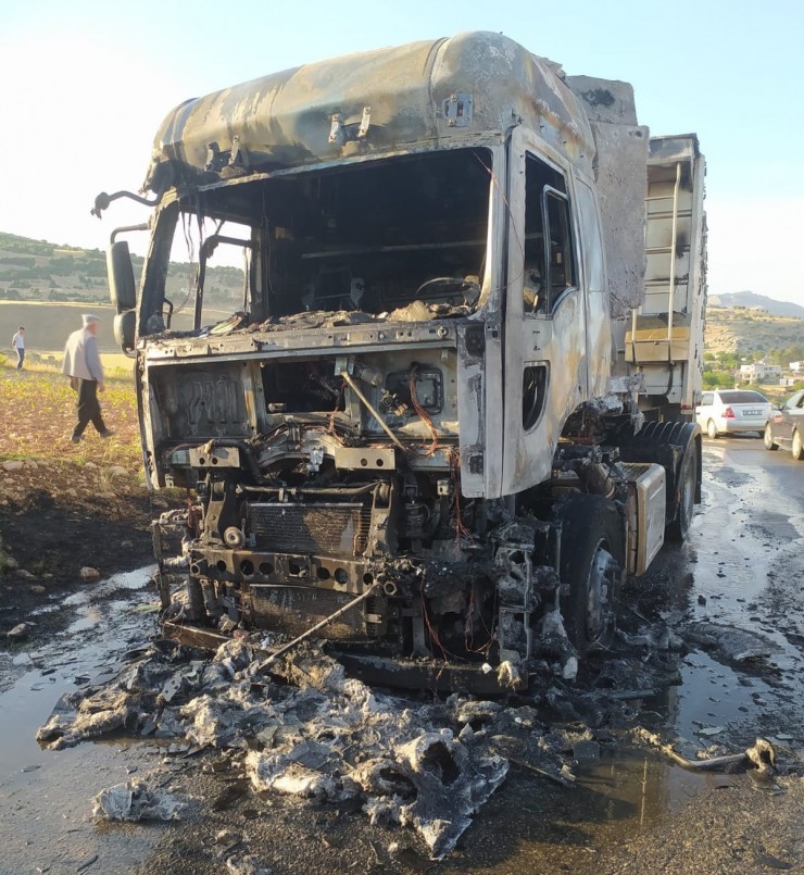 Adıyaman’da Yanan Tır Alev Topuna Döndü