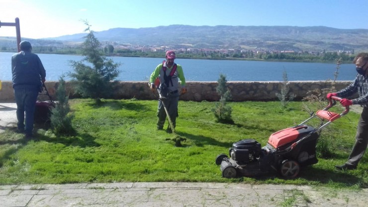 Gölbaşı İlçesinde Yeşil Alan Bakımları Devam Ediyor