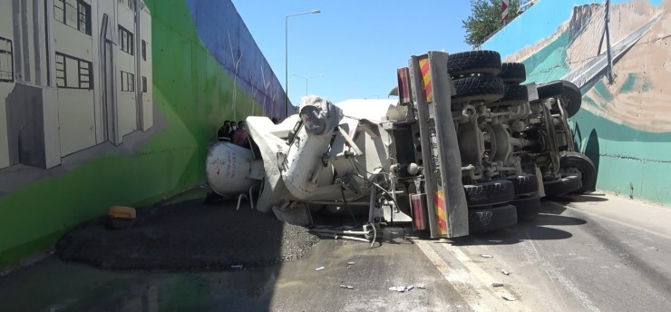 Alt Geçitte Beton Mikseri Devrildi, Sürücü Yaralandı