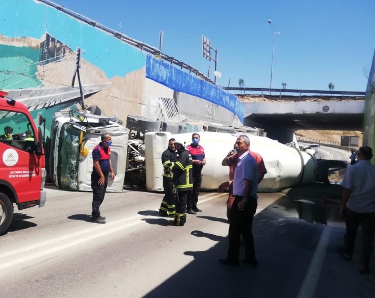 Alt Geçitte Beton Mikseri Devrildi, Sürücü Yaralandı