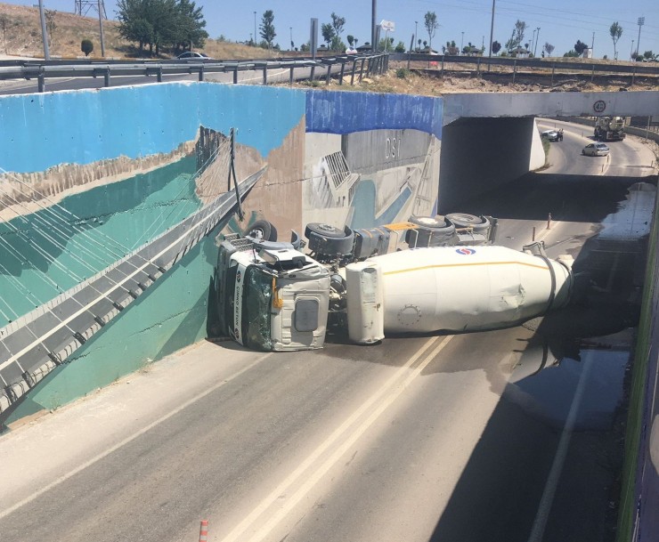 Alt Geçitte Beton Mikseri Devrildi, Sürücü Yaralandı