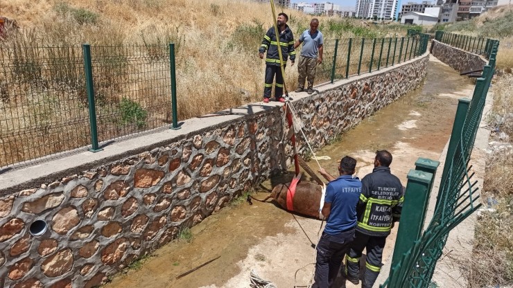 Su Kanalına Düşen İnek İtfaiye Ekiplerince Kurtarıldı