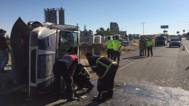 Minibüs Kaldırıma Çapıp Devrildi: 5 Yaralı