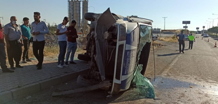 Minibüs Kaldırıma Çapıp Devrildi: 5 Yaralı