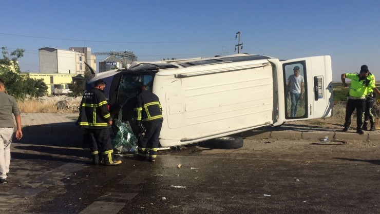 Minibüs Kaldırıma Çapıp Devrildi: 5 Yaralı