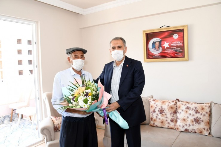 Vali Çuhadar’dan Şehit Babalarına Ziyaret