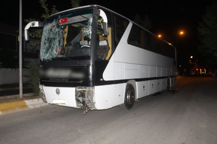 Adıyaman’da İşçileri Taşıyan Otobüs Kontrolden Çıktı, Ortalık Savaş Alanına Döndü