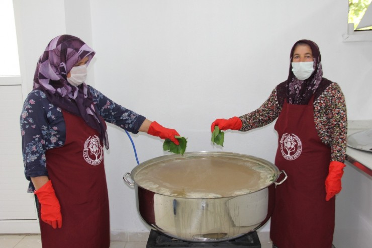 Adıyamanlı Kadınlar, ‘dut Yaprağı’ İle Kanserojensiz Pekmez Yapıyor