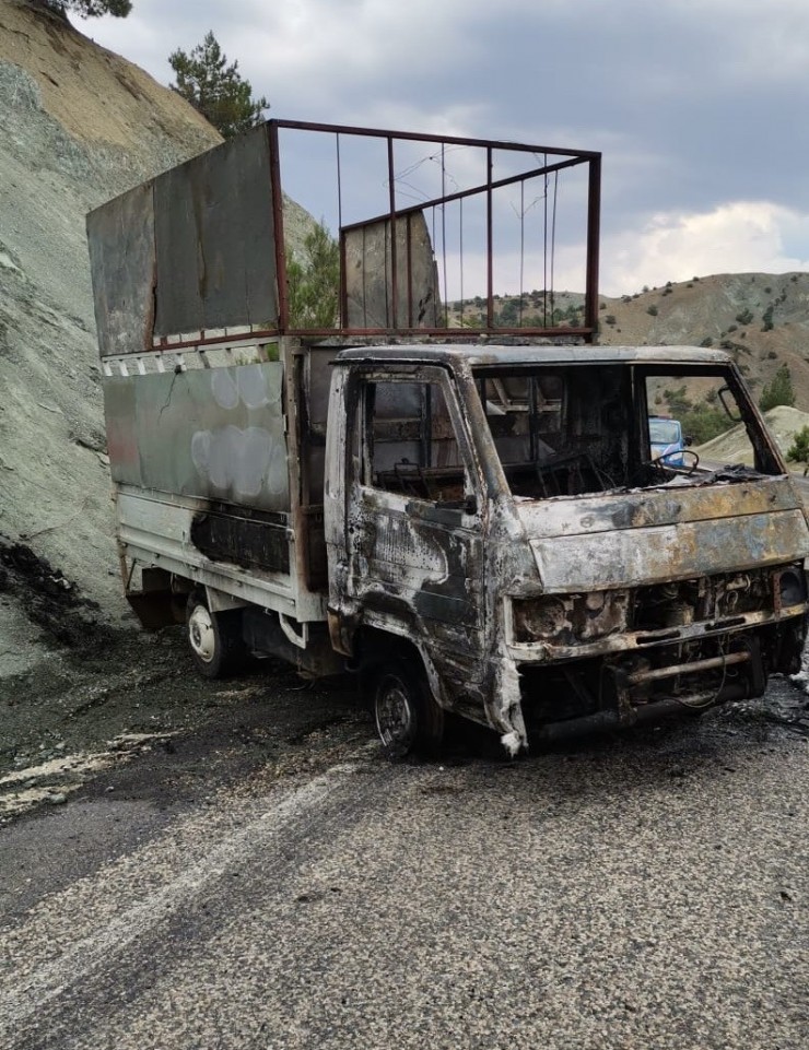 Çıkan Yangında Kamyonet Küle Döndü