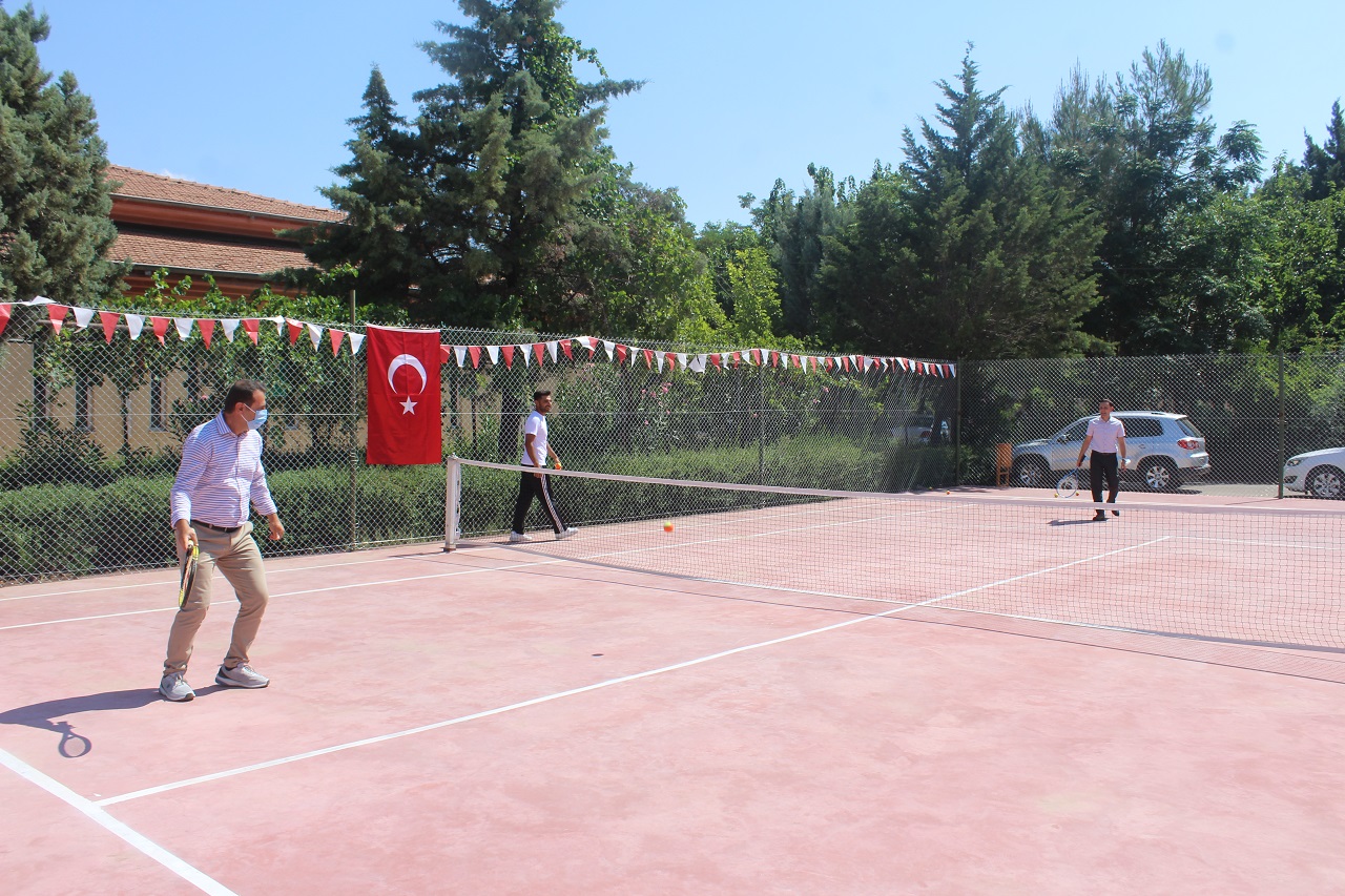 tenis-kortu-genc-sporculari-bekliyor-1.jpg