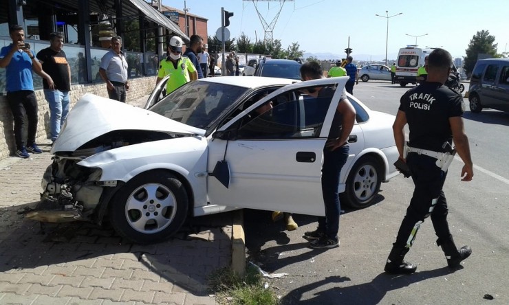 Otomobil Kaldırımdaki Yayaların Arasına Daldı