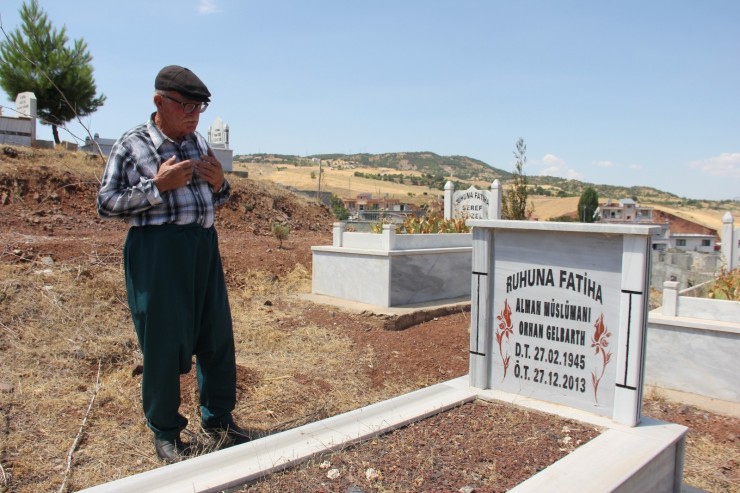 Alman Vatandaşının Mezarı Başında 8 Yıldır Her Cuma Dua Ediyor