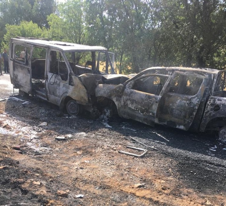 4 Kişinin Yaralandığı Kaza Sonrası Araçlar Alev Alev Yandı