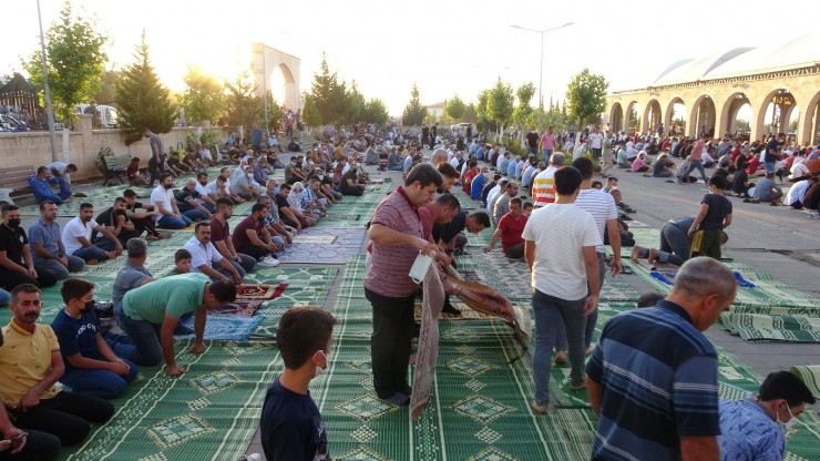 Adıyaman’da Binlerce Kişi Bayram Namazı İçin Saf Tuttu