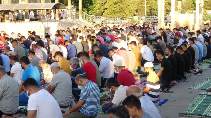 Adıyaman’da Binlerce Kişi Bayram Namazı İçin Saf Tuttu